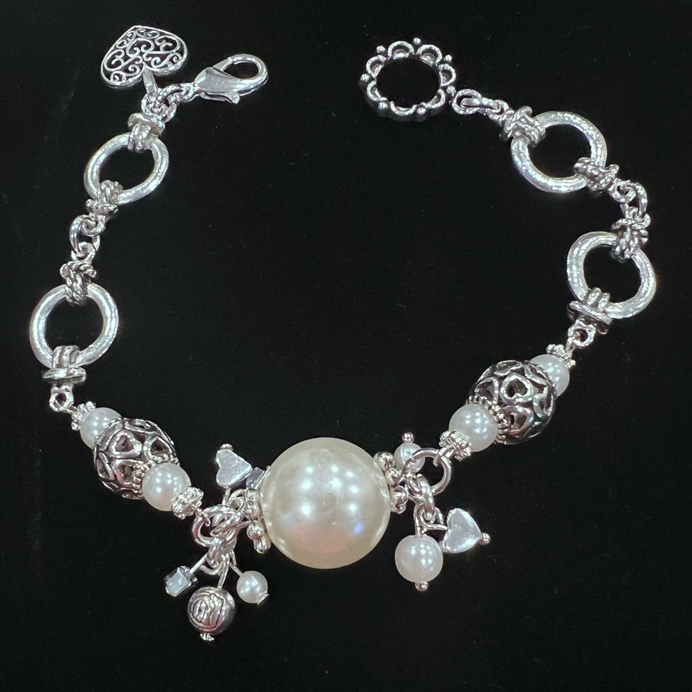 NWOT - Silver/pearl heart bracelet